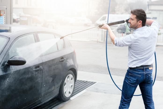 How you should wash your car by using water blasters