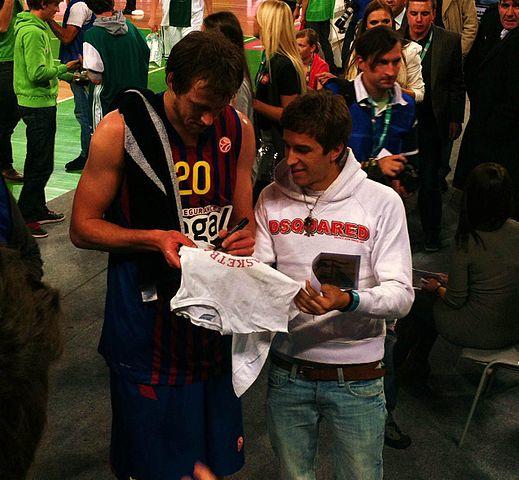 Australian basketballer JoeIngles signing autograph