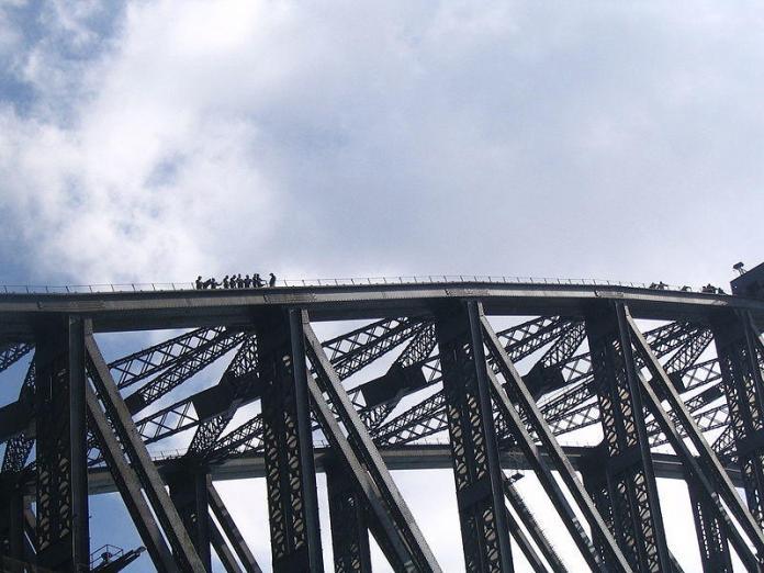 Harbour bridge climb company loses contract to new business Harbour bridge climb company loses contract to new business