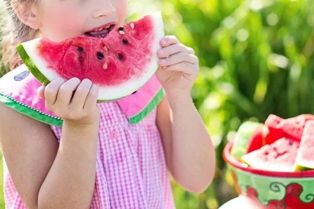Kid eating healthy