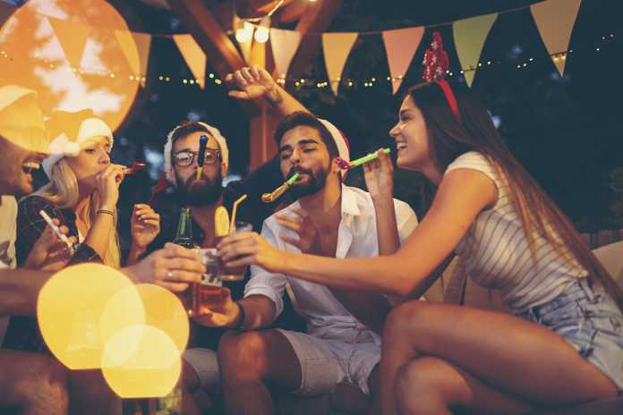 How to throw a great backyard party party catering