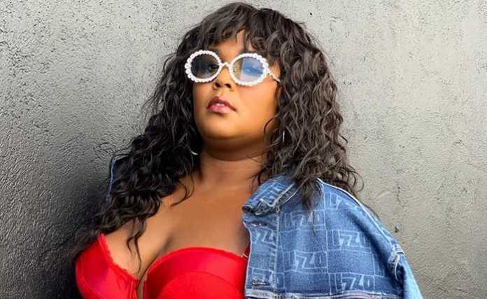 Lizzo reveals NSFW congratulatory DMs from Rihanna Lizzo reveals NSFW congratulatory DMs from Rihanna
