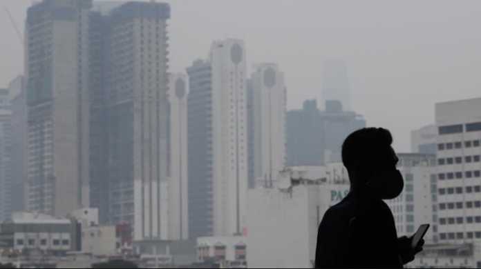 Malaysia and Singapore suffocates in fumes as Indonesian forest fires rage Malaysia and Singapore suffocates in fumes as Indonesian forest fires rage