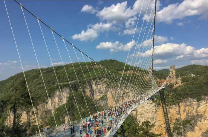 China: glass bridges in Hebei closed down