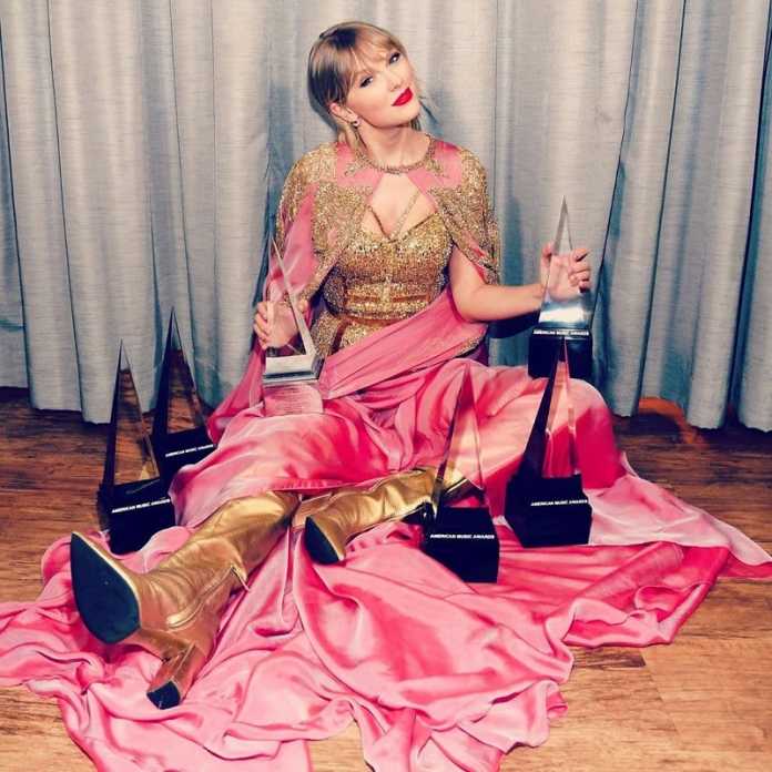 Taylor Swift's big night at the AMA: Slaying and breaking records! Taylor Swift, American Music Awards