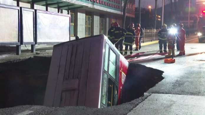 China: bus plunged in massive sinkhole, at least 6 dead