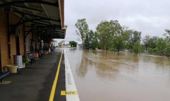 Australia: Torrential rains end major wildfire, leads to flooding