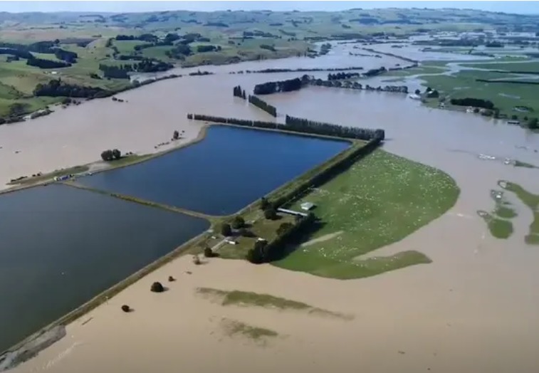 New Zealand floods: thousands flee, first ever red warning issued
