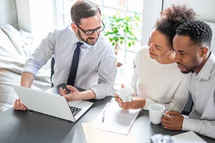 Family Couple Consultations With A Lawyer Or Insurance Agent. La when hiring family lawyers