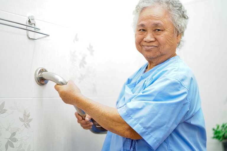 Tips to design a bathroom for elderly to be safe
