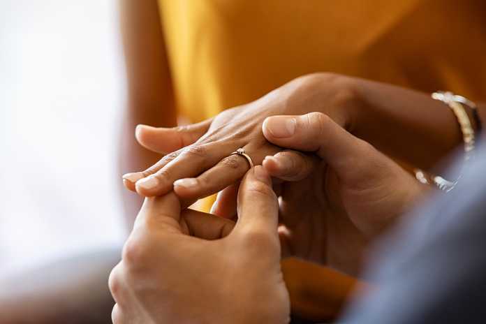 How to wear a wedding and engagement ring set How to wear a wedding and engagement ring set