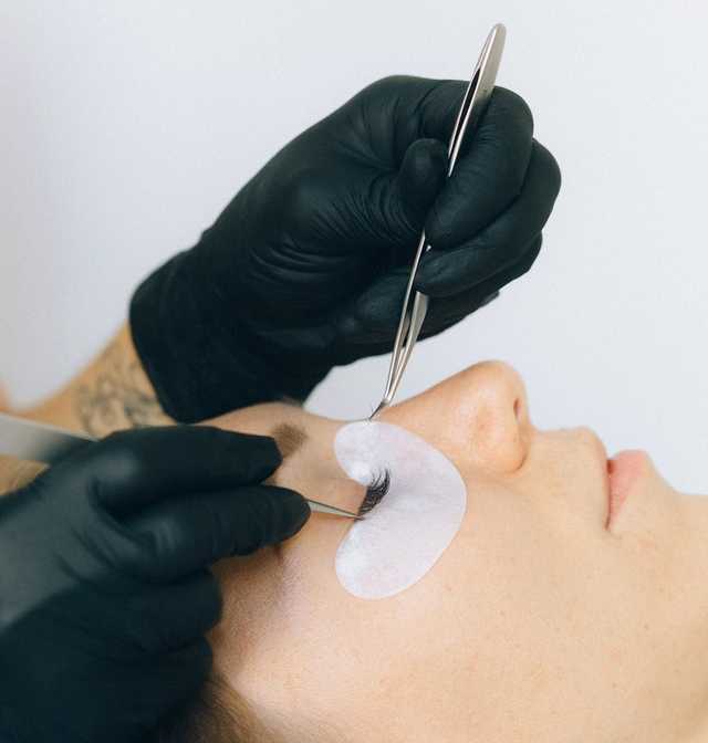 Why Aspiring Professionals Will Work Through a Lash Technician Course