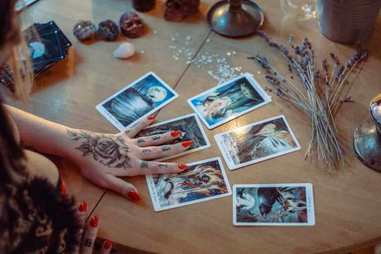 Benefits and advantages of a free Tarot reading on love